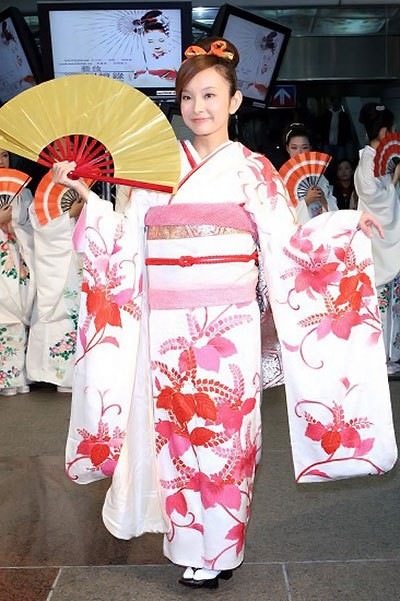 Múa, lễ hội chào năm mới không thể thiếu vắng bóng dáng kimono (Ảnh: Nhatban.net)